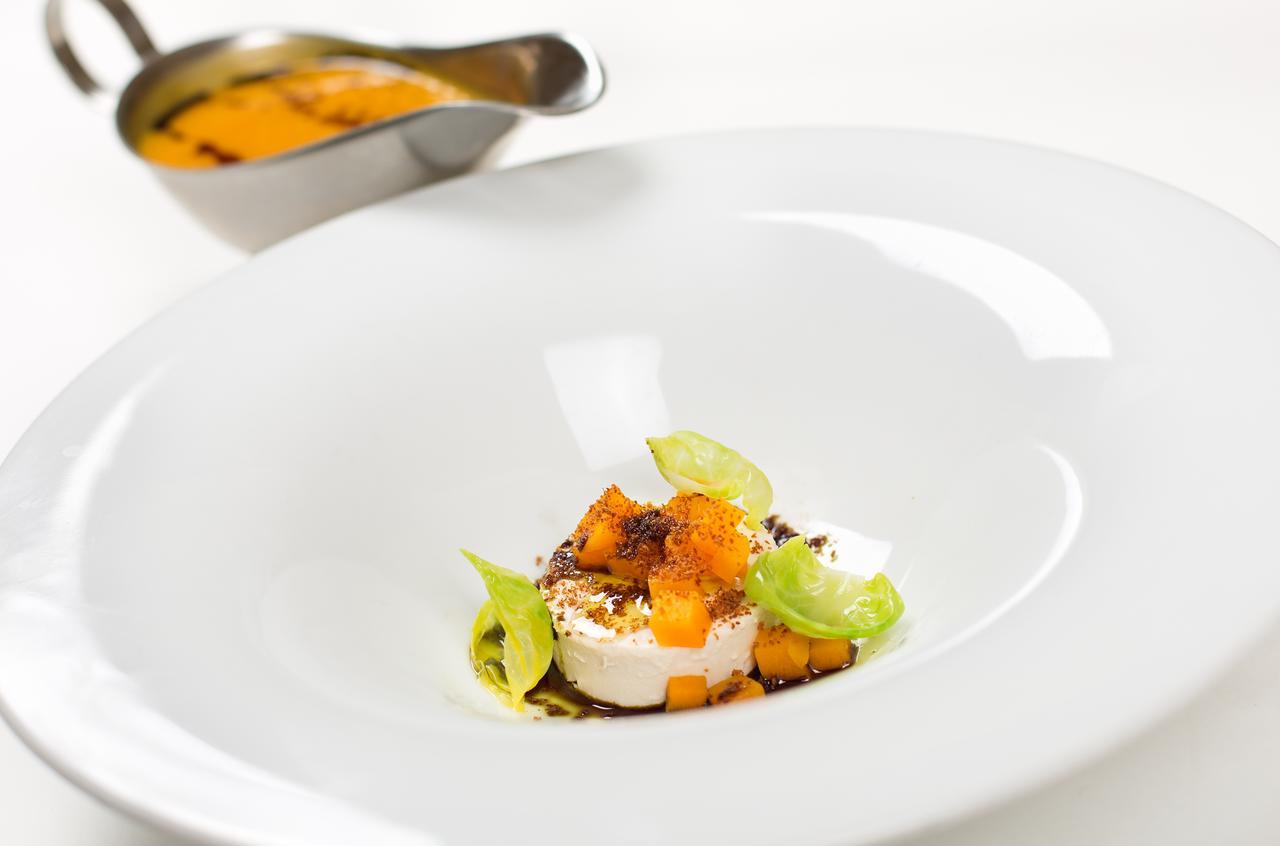 Retro Riverside Wellness Resort Karlovy Vary Extérieur photo A modern French dish